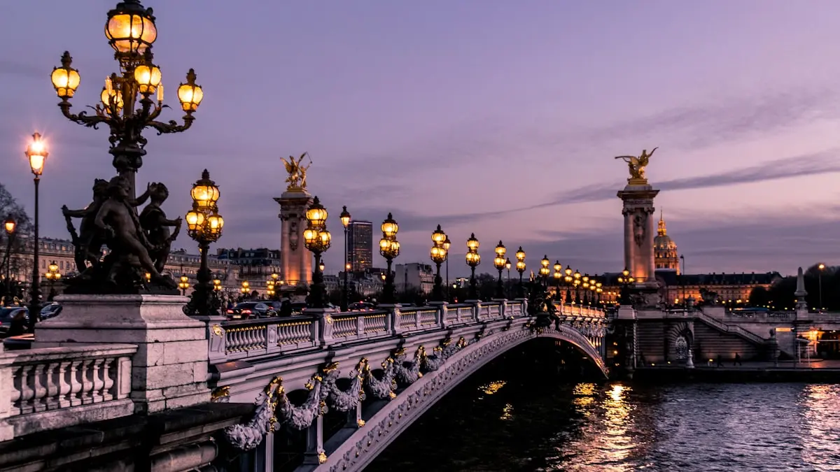 Pont Alexandre III et skyline parisien au crépuscule