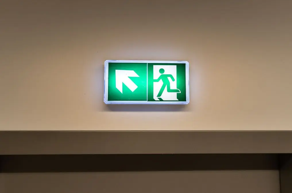Panneau de sortie de secours lumineux dans un couloir