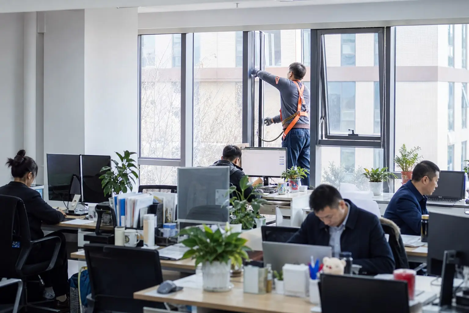 Pose de film de sécurité en site occupé, bureaux en activité
