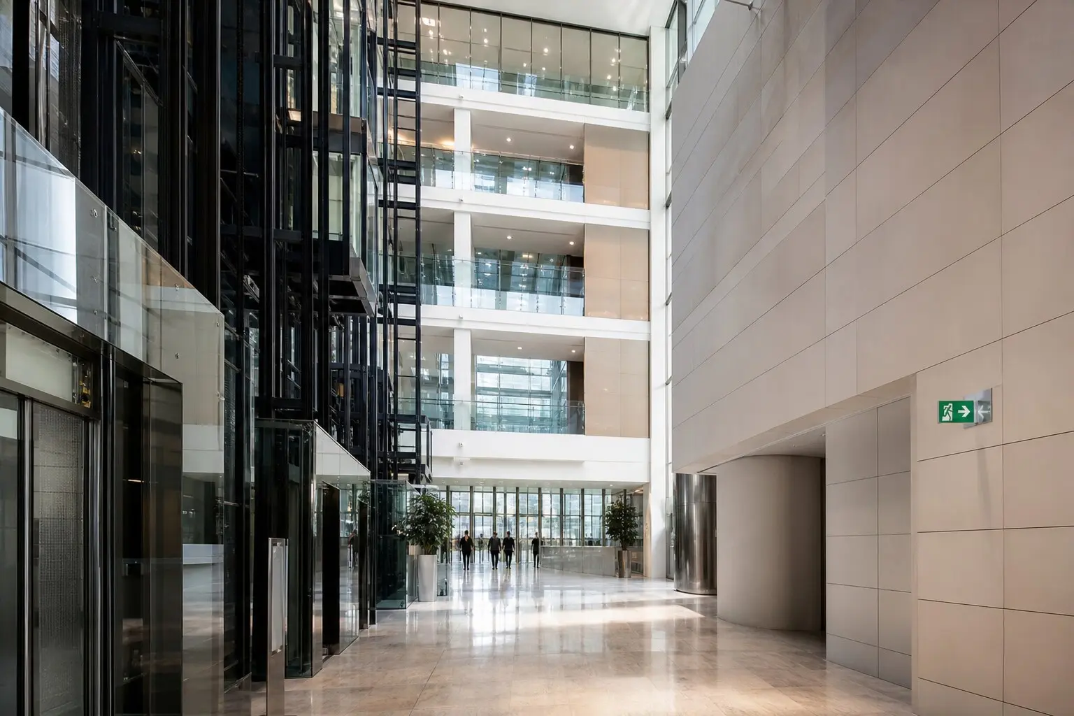 Hall d'immeuble de grande hauteur avec contraintes d'évacuation spécifiques