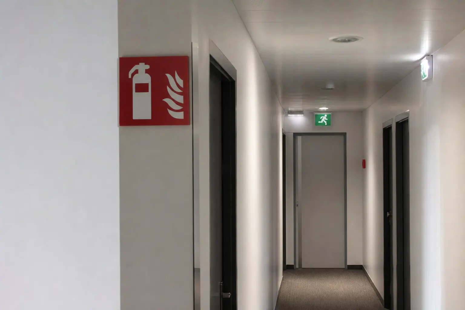 Signalétique incendie photoluminescente et pictogrammes ISO 7010 en couloir