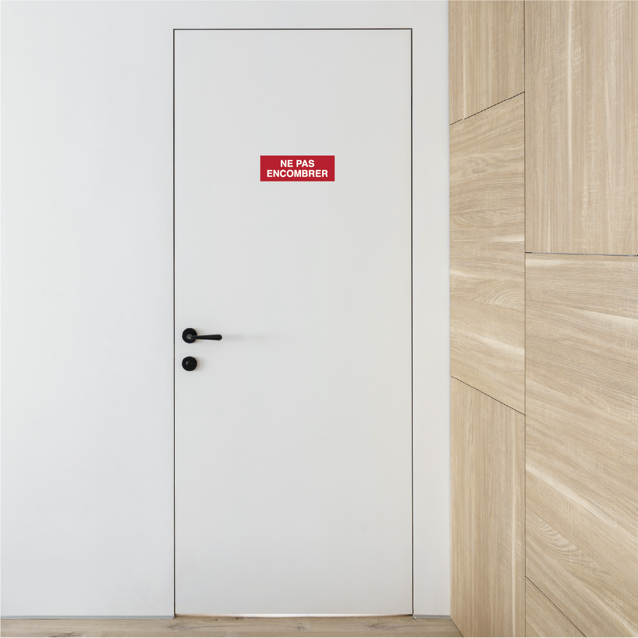 Pictogramme ISO 7010 de sortie de secours sur panneau photoluminescent